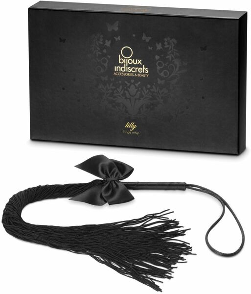 Плеть Bijoux Indiscrets - Lilly - Fringe whip украшена шнуром и бантиком, в подарочной упаковке