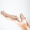 Безремневой страпон с вибрацией Strap-On-Me Vibrating Flesh M, диаметр 3,3см, пульт ДУ, регулируемый || 