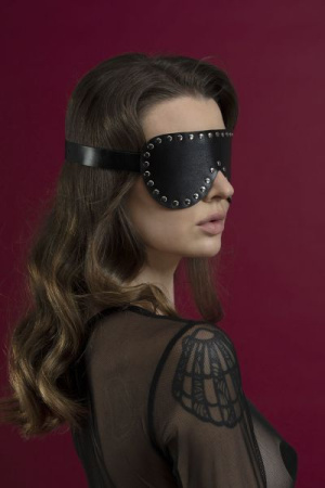 Маска на глаза с заклепками Feral Feelings - Blindfold Mask, натуральная кожа, черная || 