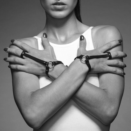 Пара браслетов на запястье и палец Bijoux Indiscrets MAZE Hand Bracelet Harness Brown, экокожа || 