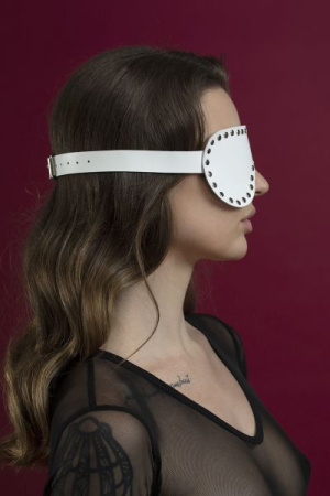 Маска на глаза с заклепками Feral Feelings - Blindfold Mask, натуральная кожа, белая || 