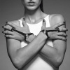 Пара браслетов на запястье и палец Bijoux Indiscrets MAZE Hand Bracelet Harness Black, экокожа || 