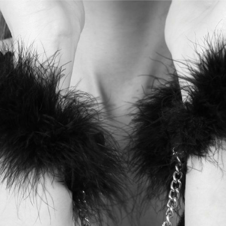 Пушистые наручники Bijoux Indiscrets Za za zu - feahter handcuffs, перьевые, подарочная упаковка || 