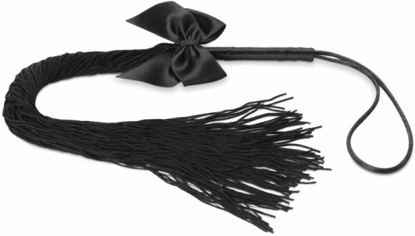 Плеть Bijoux Indiscrets - Lilly - Fringe whip украшена шнуром и бантиком, в подарочной упаковке